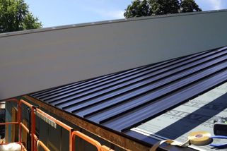 Instalace plechové střechy svépomocí. Jednoduchý postup pro začátečníky